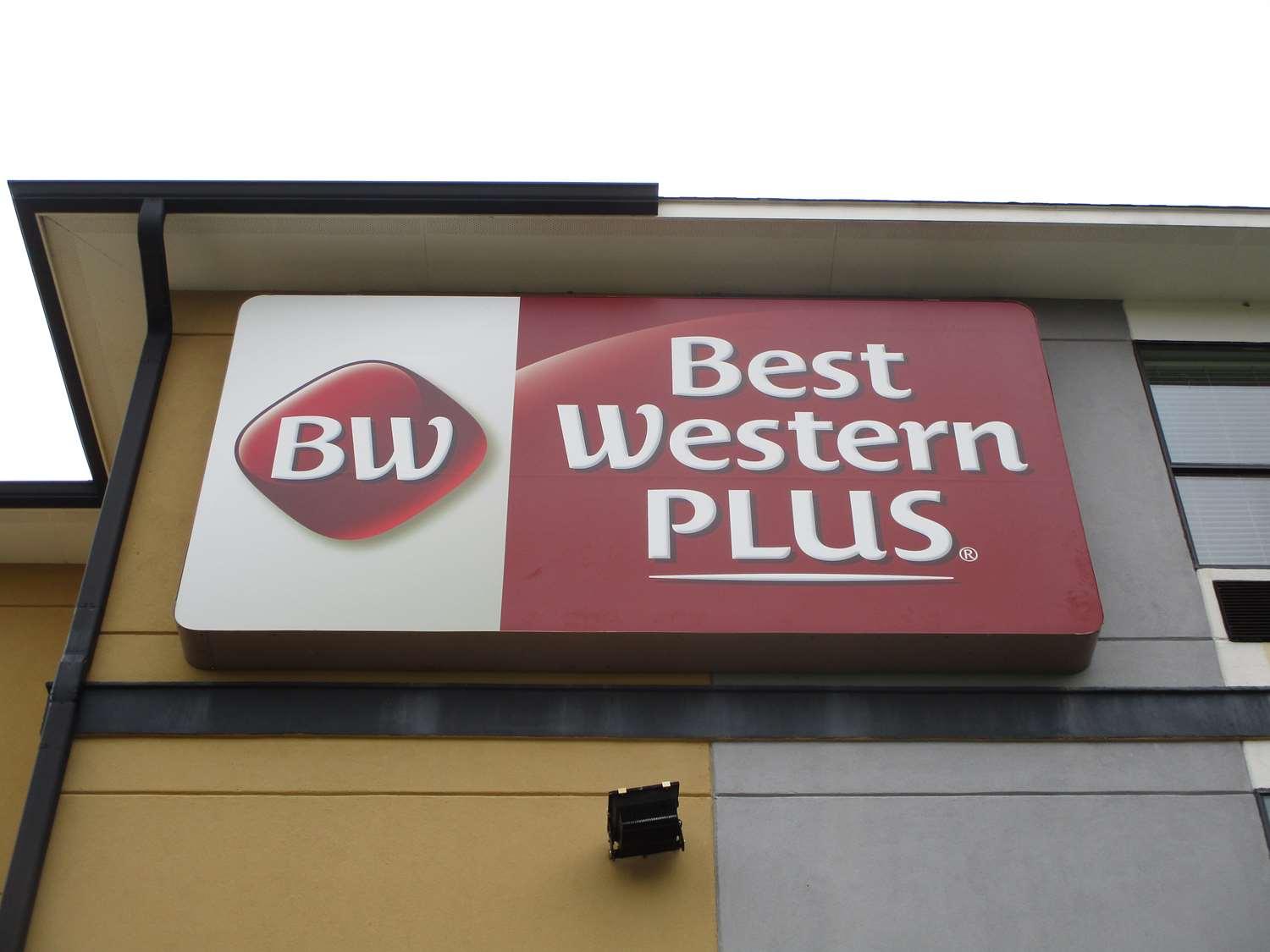 Best Western Plus Regency Park Walker Exterior photo